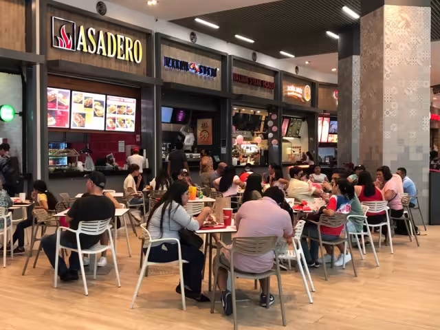 La zona de locales de alimentos y restaurantes en Plaza las Américas se vieron llenos en este Día de las Madres