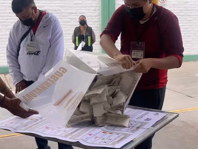 Las personas encargadas de contabilizar los votos en casillas continúan con su trabajo. Foto: INE