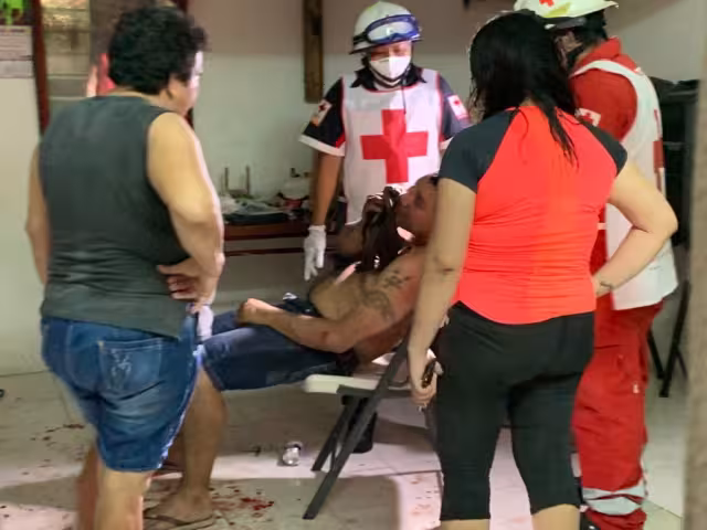 Al lugar de los hechos arribaron los paramédicos de la Cruz Roja, para la valoración del exnovia de la joven