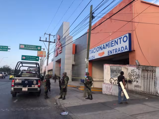 Se desconoce si el cuerpo del hombre fue abandonado por un auto en el Chedraui en Cancún