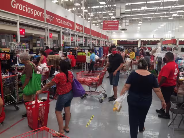 Las filas se hicieron más largas a partir de las 11 de la mañana. Foto: Rafael García 
