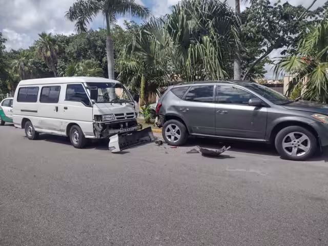 Las dos unidades quedaron en la zona del accidente en la Supermanzana 50 de Cancún para el peritaje correspondiente