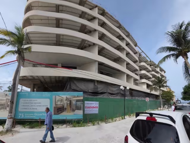 Durante las inspecciones se identificaron diversas irregularidades, entre ellas la colocación de pisos en exceso que invadieron la banqueta