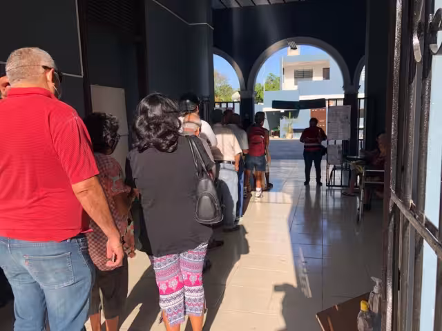 Ciudadanos acudieron desde muy temprano para participar en este ejercicio democrático