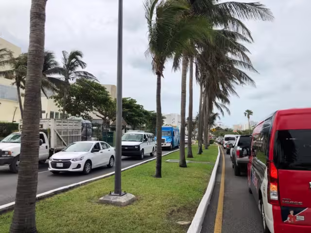 La fila de vehículos es larga, el tráfico vehicular se mantiene