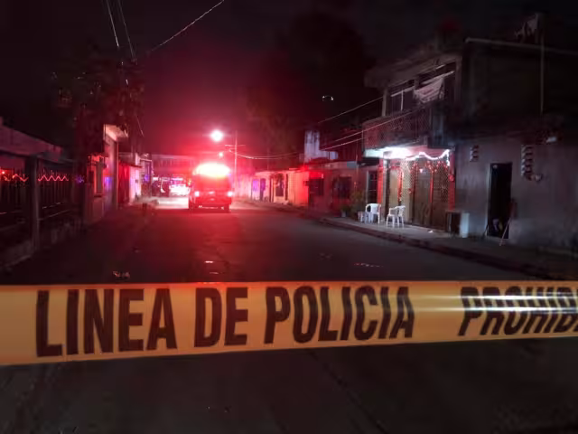 El hombre quedó tendido mientras los agresores huían en una motocicleta, a la avenida Tulum, sin que la policía pudiera detenerlos