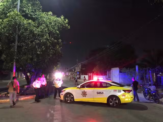 Vecinos de la Región 236 bloquean la avenida Prolongación Tulum por falta de energía eléctrica