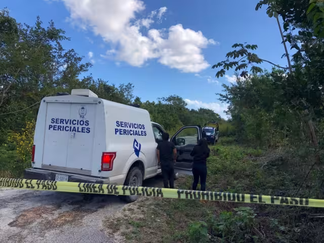 Servicios Periciales de la FGE Quintana Roo recolectan posibles evidencias en las cercanías del cenote donde se encontró el cuerpo en la colonia La Amistad en Cancún