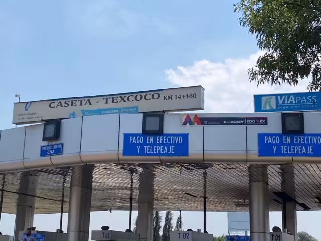 La autopista Peñón-Texcoco se encuentra bloqueada por manifestantes del Estado de México