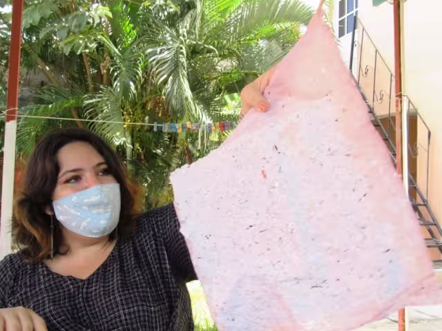 Victoria Curiel Morfin, creadora de innovadoras libretas recicladas con sargazo