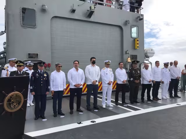 El Gobernador estuvo acompañado de autoridades militares y navales