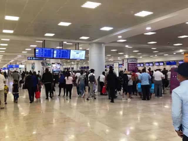 El aeropuerto de Cancún lució con afluencia promedio de personas