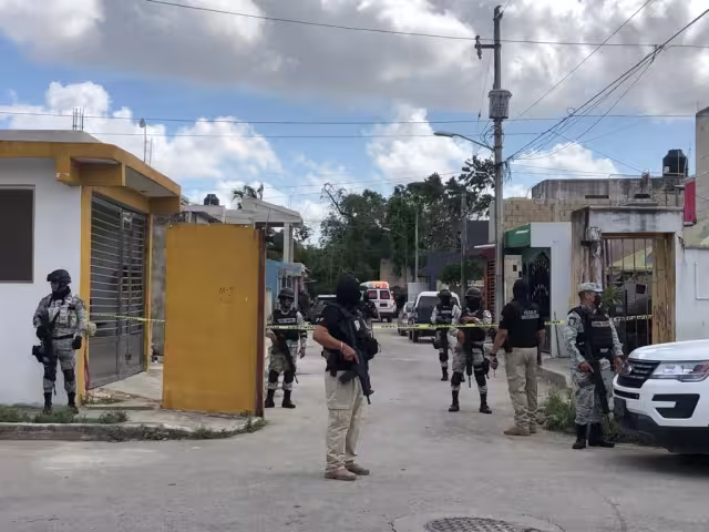 En el lugar se aseguraron cuatro armas de fuego largas, tres armas de fuego cortas, doce cargadores
