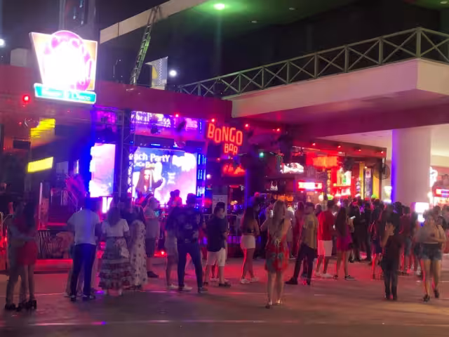 Los turistas transitan sin mascarillas y no respetan la sana distancia