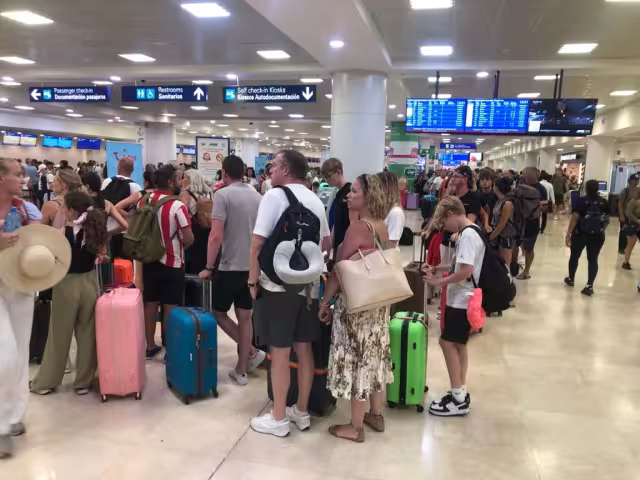 Las pantallas solo mostraron un vuelo de JetBlue cancelado a Boston y algunas demoras no mayores a una hora