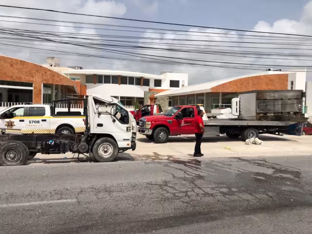 El conductor de un camión de una empresa de hielo, perdió el control