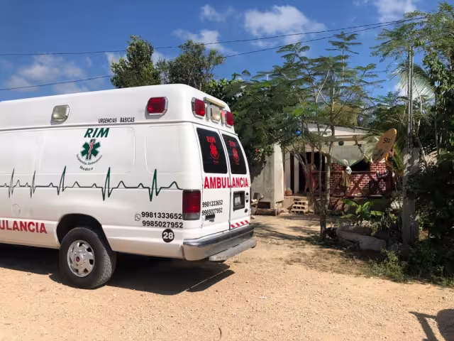 Una ambulancia privada trasladó a los lesionados de la riña familiar hacia un hospital de Cancún para ser atendidos