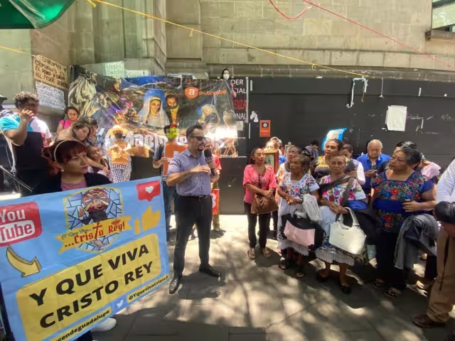 Con pancartas, habitantes de Chocholá se manifestaron en la CDMX