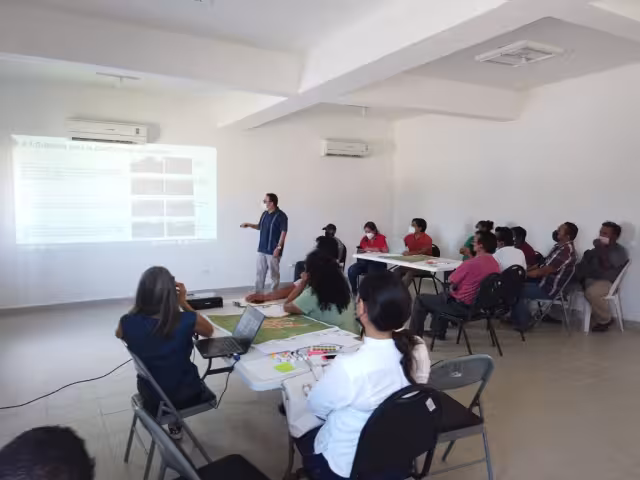 Personal de Fonatur presentó al Ayuntamiento de Escárcega un programa que incluye los efectos de la llegada del Tren Maya