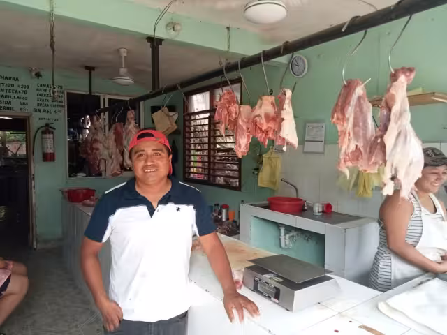 Los carniceros aseguran que deben aprovechar este periodo del año, ya que en enero vendrá la cuesta y su actividad disminuirá.