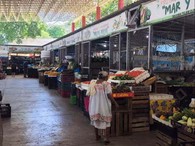 En el mercado, varios negocios exhibieron contadas cajas para vender solo al menudeo