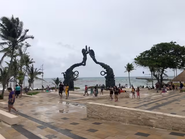 La escultura que se ubica a espaldas de la capilla de la Quinta Avenida atrae a turistas para fotografiarse
