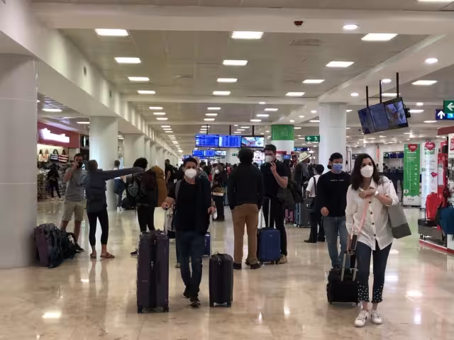 En el Día de los Enamorados, los pasajeros debieron esperar la hora en la que sería reporgramadó su salida desde Cancún