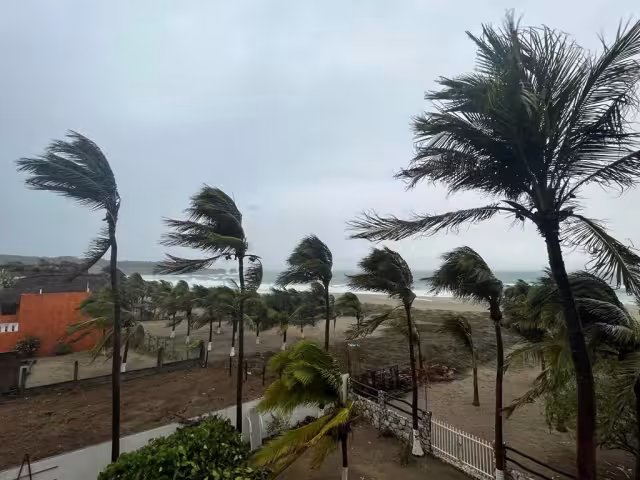 La Tormenta Tropical Karl se mantiene con trayectoria al Sureste