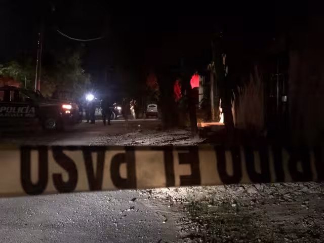 El hombre quedó tirado en la calle con varios impactos de bala, uno de ellos en la cabeza