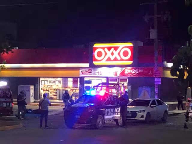 Atacan a par de motociclistas en Cancún, uno murió en el lugar