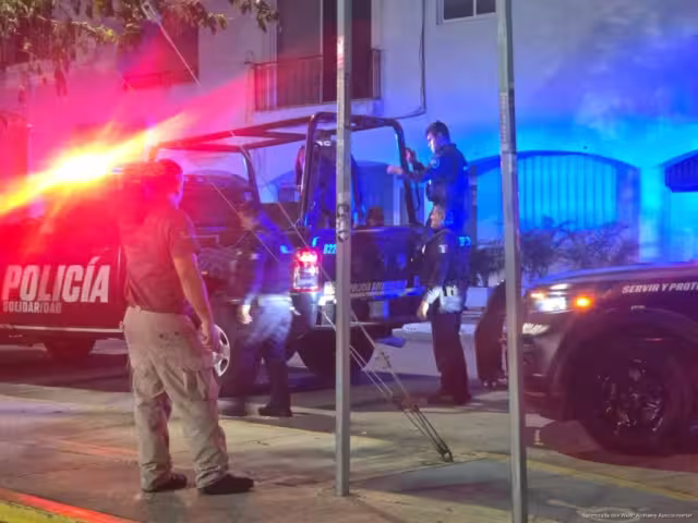 Detienen a dos extranjeros por negarse a pagar servicio de taxi y causar daños en Playa del Carmen