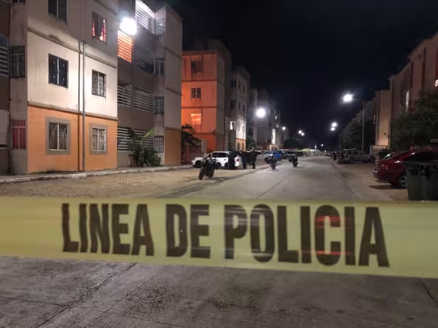 dos hombres iban persiguiendo a la víctima quien corría por su vida, al alcanzarlo lo agredieron con un arma blanca