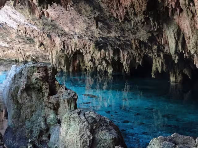 El cenote cuenta con aguas color azul turquesa y transparente