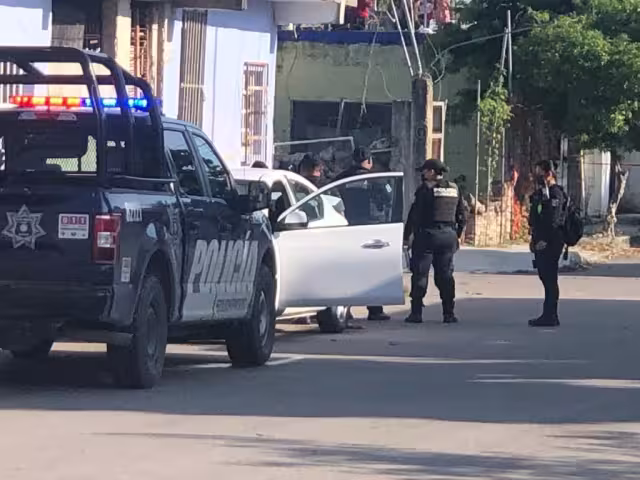 Tras ser detectados los sujetos, los policías procedieron a marcarles el alto y les pidieron bajar del vehículo