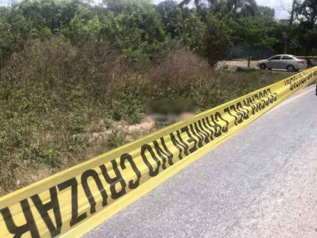 El cuerpo hallado en la vía federal rumbo a Leona Vicario, fue llevado al Semefo de Cancún para la necropcia de ley