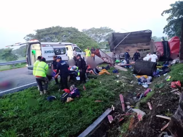 Los migrantes quedaron sobre la carretera por el accidente