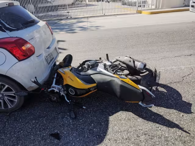 El motociclista solamente presentó golpes en el rostro