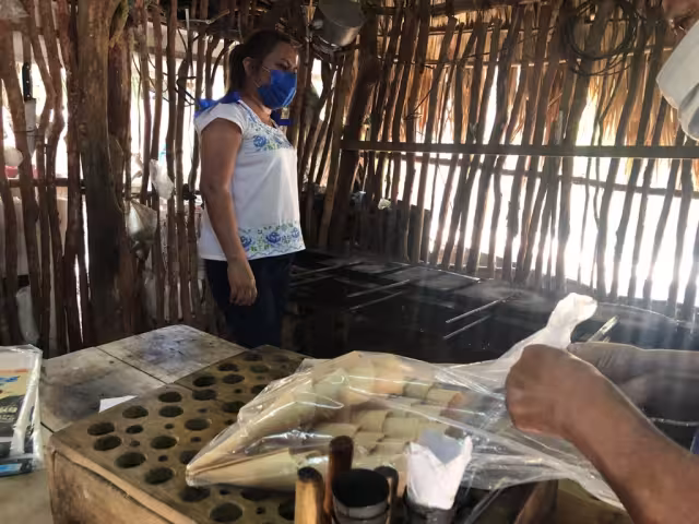 Carmita González en su visita a la familia Yah Ku, que elabora barquillos artesanales para helados en Halachó, pidió su apoyo para ganar este 6 de junio