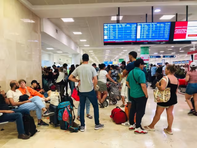 Algunos pasajeros ya tienen 30 horas en el AIC