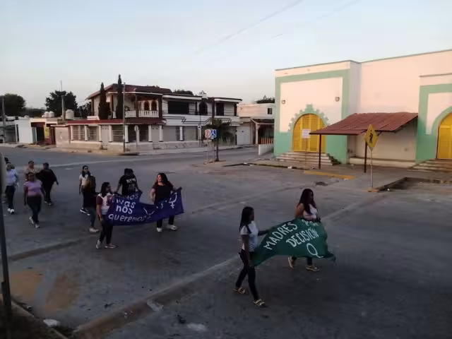 Las mujeres marcharon con pancartas y gritando consignas en defensa de la mujer