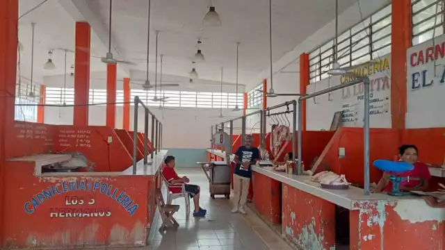 Varios están cerrados y no pueden ofrecerse, por estar en pleito. En la zona de comida, dos de los nueve locales no están abiertos. 
