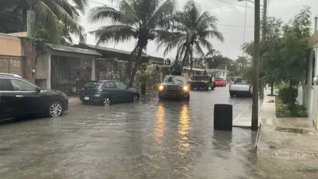 Las calles presentan inundaciones por la basura que tapa las alcantarillas en partes de Cozumel