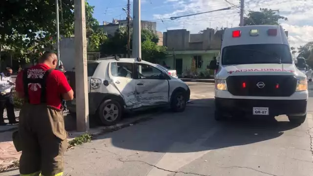 La mujer que iba como pasajera en el automóvil compacto accidentado en Cancún, resultó con lesiones leves, informaron paramédicos