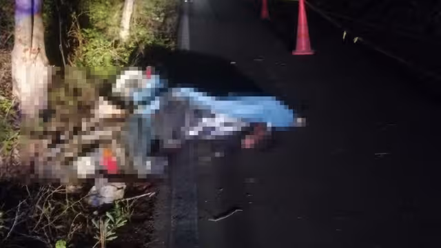 La motocicleta quedó tirada a un costado de la calle con él todavía montado en ella