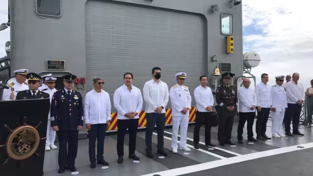 El Gobernador estuvo acompañado de autoridades militares y navales