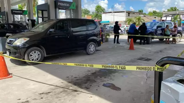 El vehículo en el que viajaban las víctimas del robo armado en Carrillo Puerto quedó estacionado en la gasolinera durante las primeras investigaciones