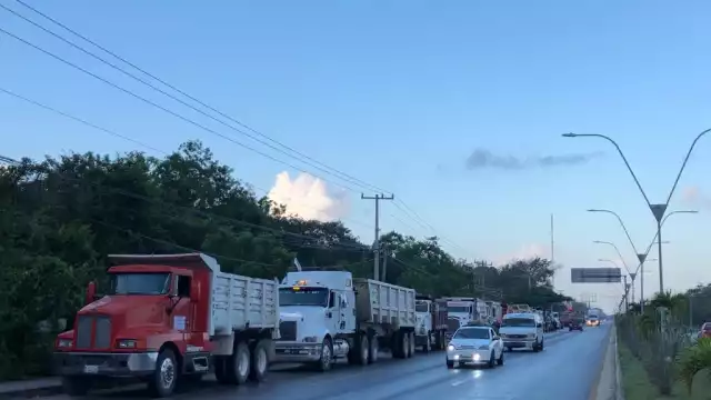 La protesta pacífica de transportistas en Cancún se dirige a Puerto Morelos, donde, presuntamente, tendrán una reunión con autoridades estatales