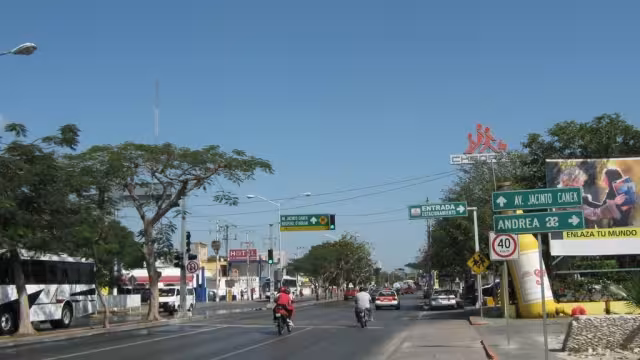 El policía fue atropellado por un conductor en la avenida Itzaes