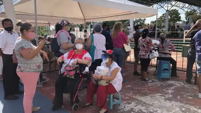 Abuelitos acuden al Jacinto Canek de Cancún en el segundo día de vacunación: VIDEO