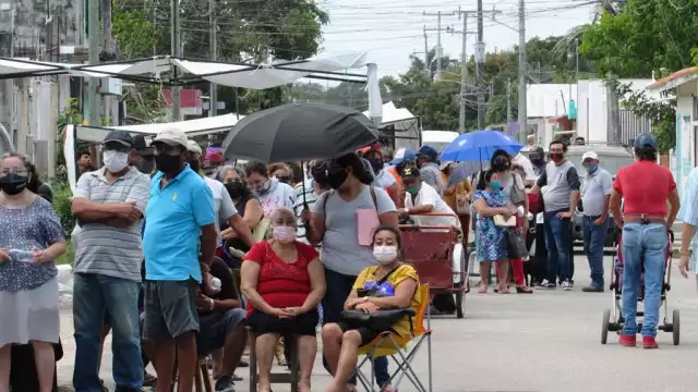 Personas esperando ser vacunadas contra el COVID-19